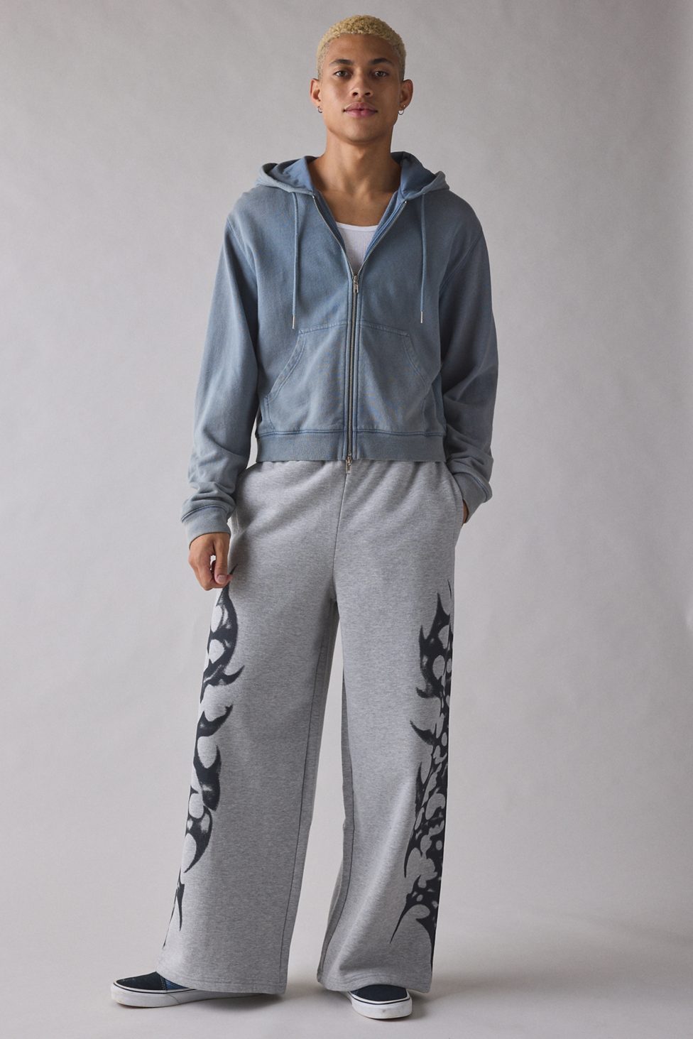 UO Cyber Graphic Baggy Sweatpants - Grey