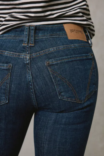 BDG Brooke Low-Rise Flare Jeans - Kansas Wash