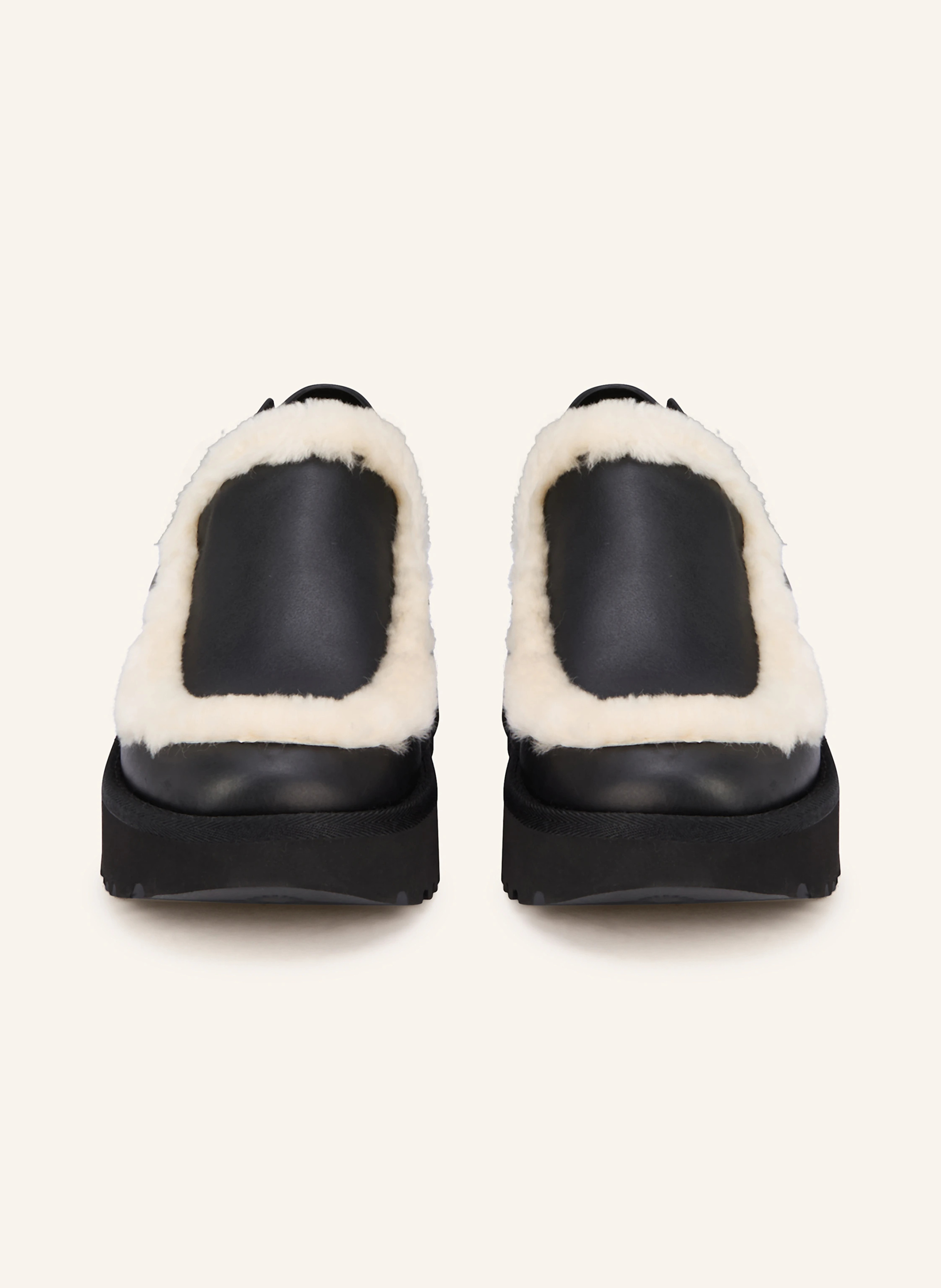 UGG Plateau-Mules ESMEE mit Kunstfell – SCHWARZ / CREME