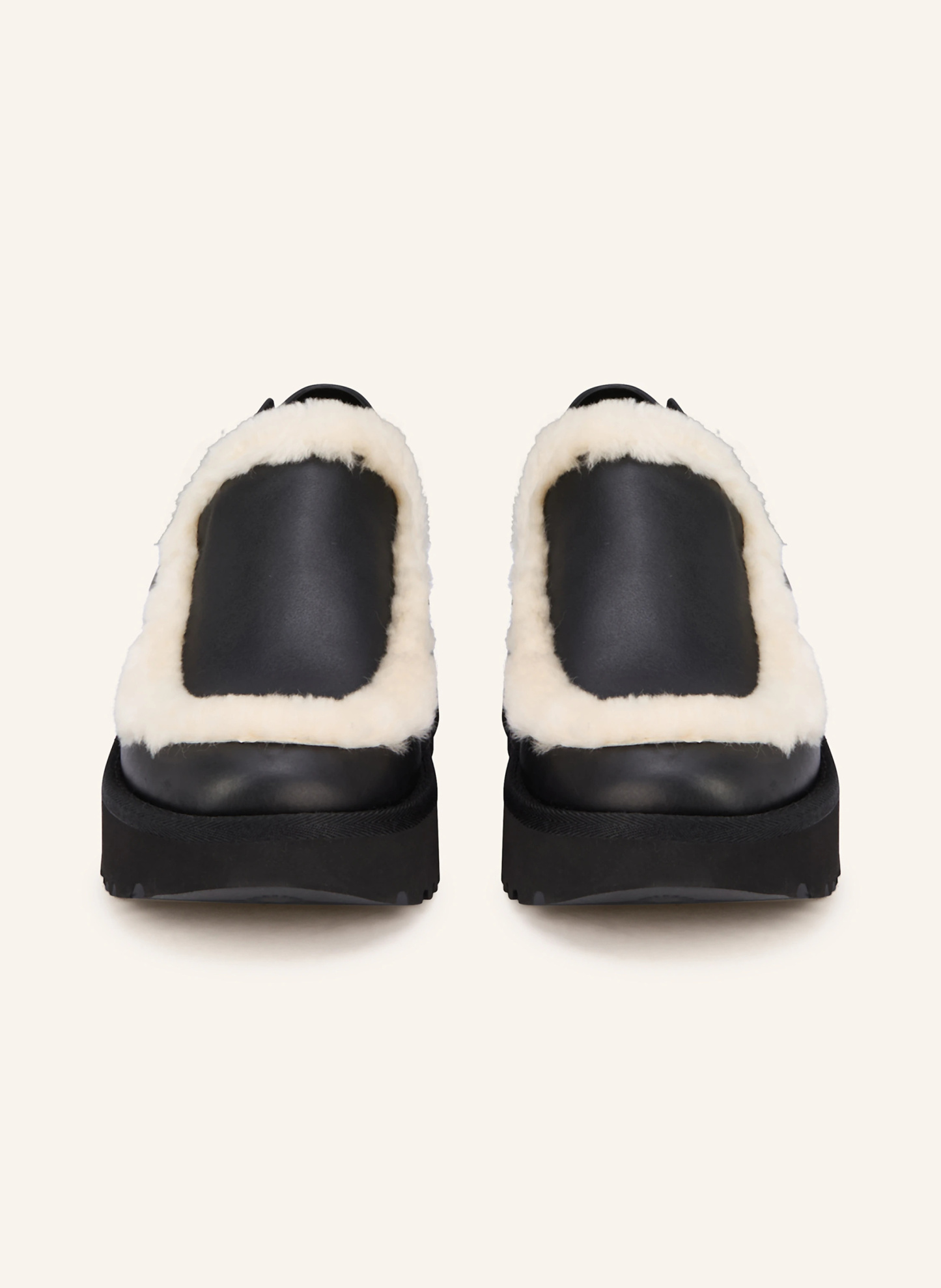 UGG Plateau-Mules ESMEE mit Kunstfell – SCHWARZ / CREME