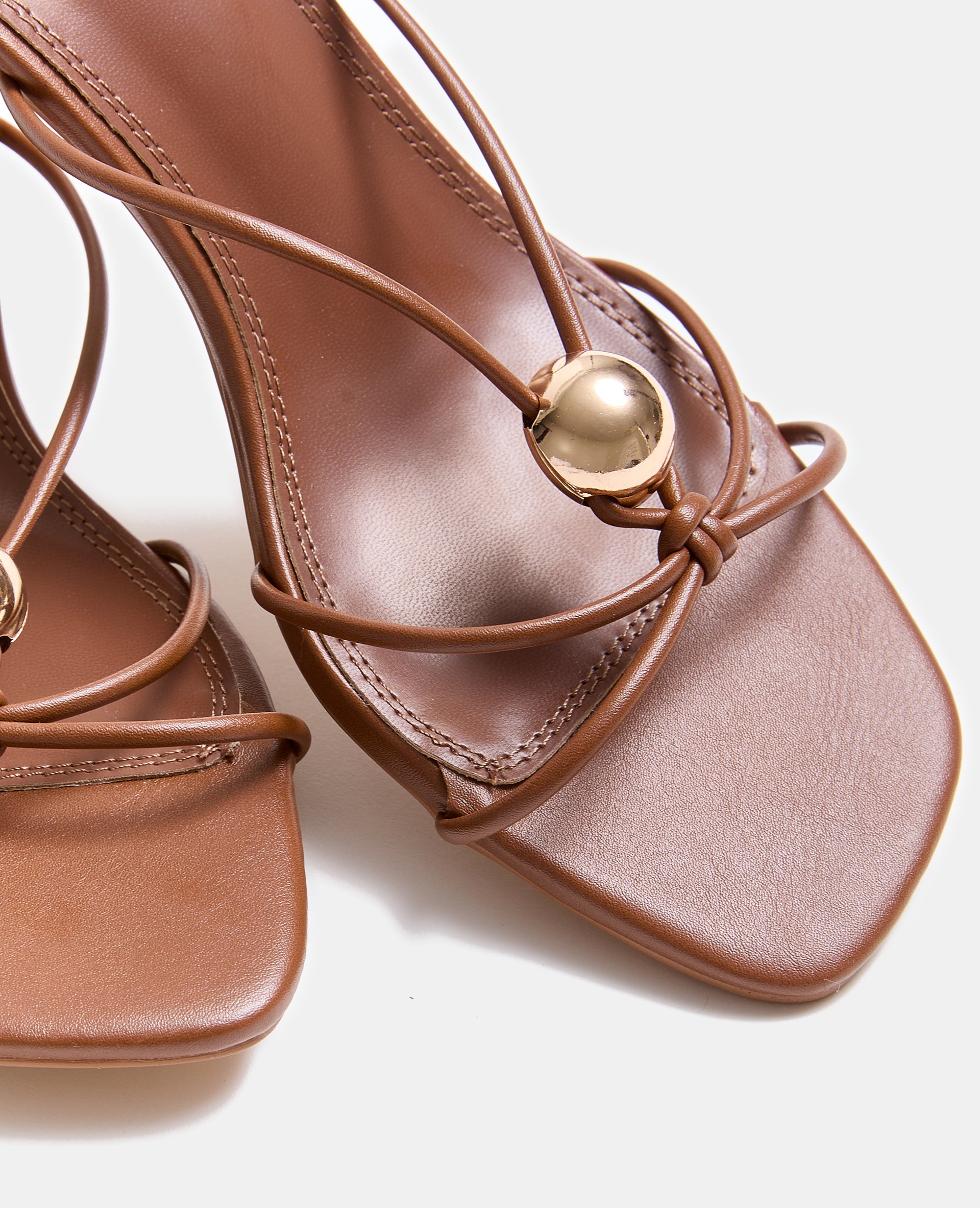 Mules à talon avec détail bille métallique