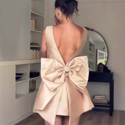 Μίνι φόρεμα Ultimate Muse με φαρδιά σατέν λαιμόκοψη και φιόγκο