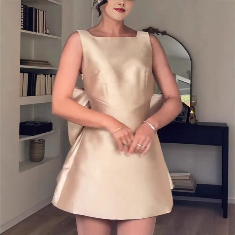 Μίνι φόρεμα Ultimate Muse με φαρδιά σατέν λαιμόκοψη και φιόγκο