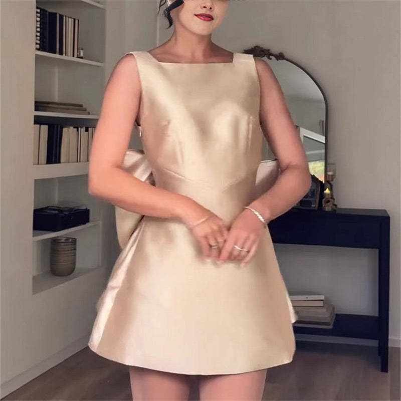Μίνι φόρεμα Ultimate Muse με φαρδιά σατέν λαιμόκοψη και φιόγκο