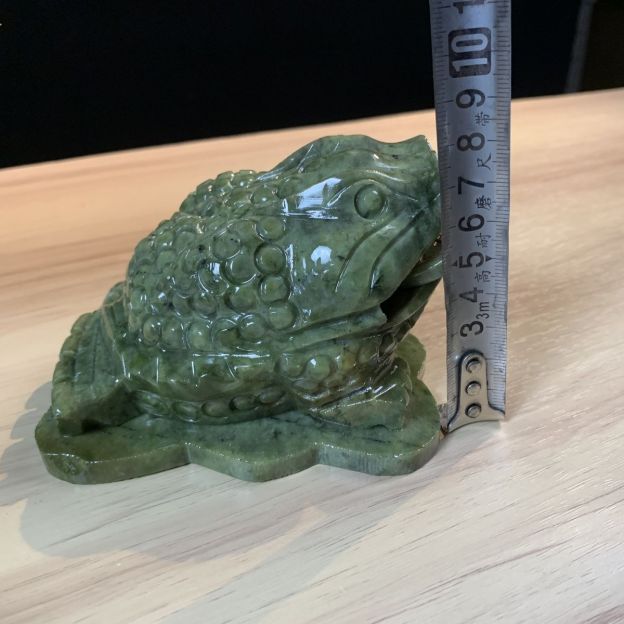 Green Jade Wealth Toad Feng Shui Sculpture Hand Carved Home Office Prosperity Ornament