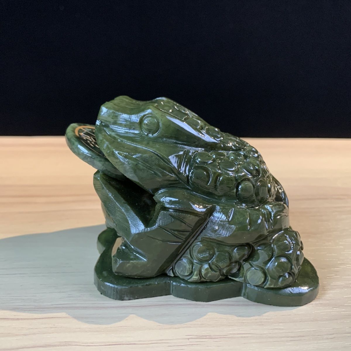 Green Jade Wealth Toad Feng Shui Sculpture Hand Carved Home Office Prosperity Ornament
