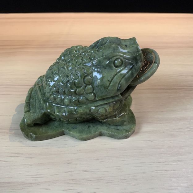 Green Jade Wealth Toad Feng Shui Sculpture Hand Carved Home Office Prosperity Ornament