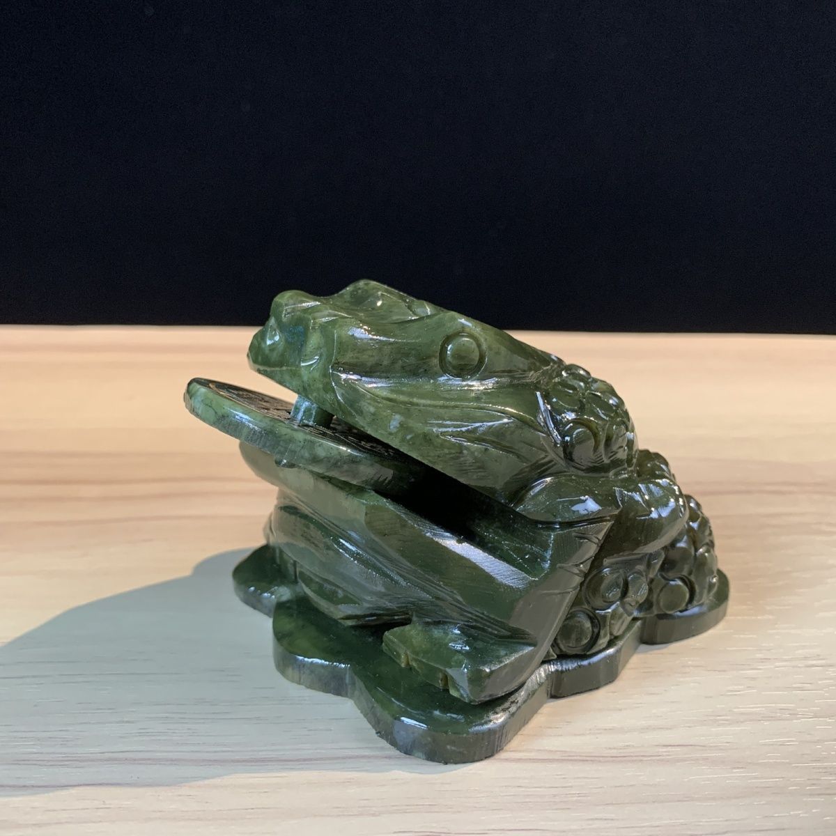 Green Jade Wealth Toad Feng Shui Sculpture Hand Carved Home Office Prosperity Ornament