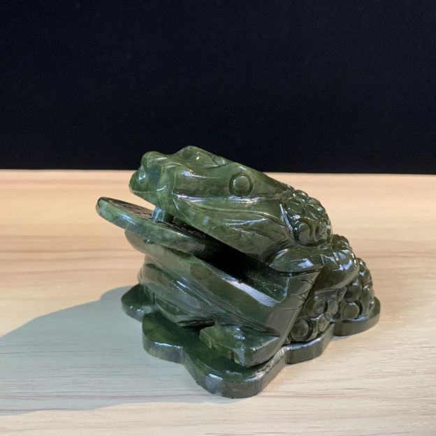 Green Jade Wealth Toad Feng Shui Sculpture Hand Carved Home Office Prosperity Ornament