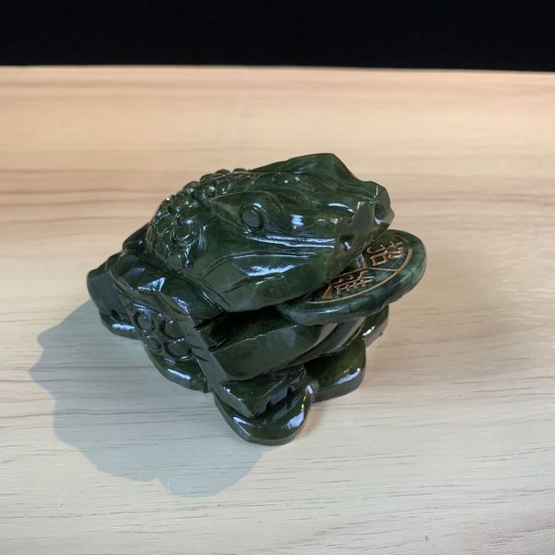 Green Jade Wealth Toad Feng Shui Sculpture Hand Carved Home Office Prosperity Ornament