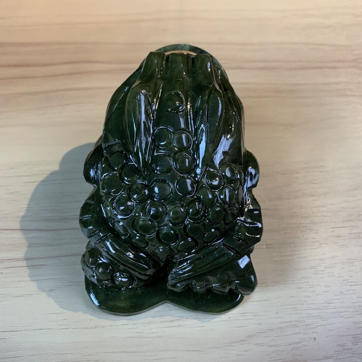 Green Jade Wealth Toad Feng Shui Sculpture Hand Carved Home Office Prosperity Ornament