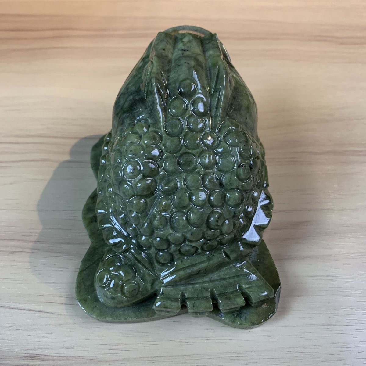 Green Jade Wealth Toad Feng Shui Sculpture Hand Carved Home Office Prosperity Ornament