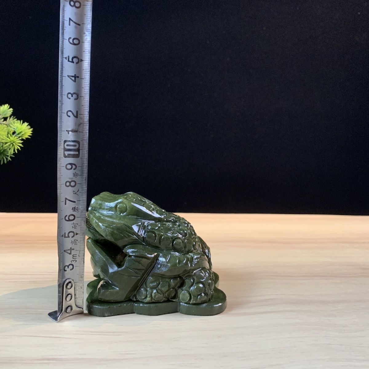 Green Jade Wealth Toad Feng Shui Sculpture Hand Carved Home Office Prosperity Ornament