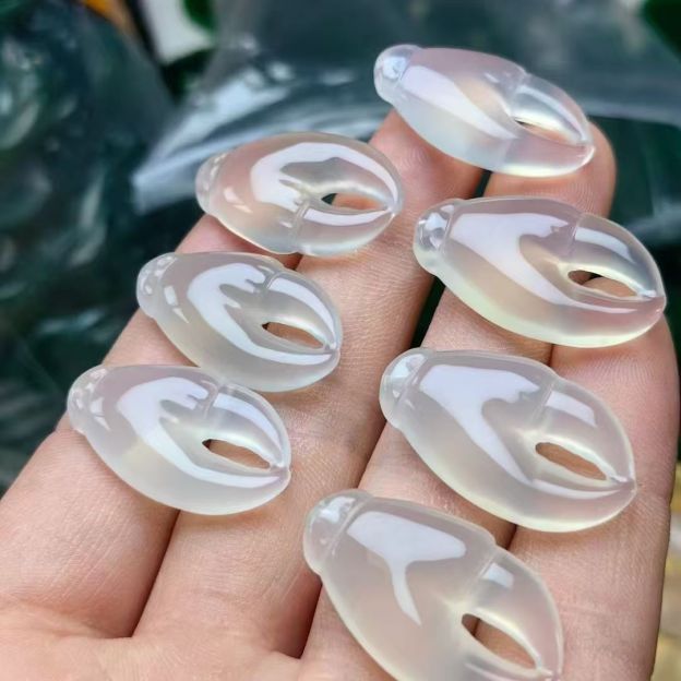 Natural White Agate Claw Pendant Chalcedony Carved Gemstone DIY Bracelet Jewelry Charm26022110