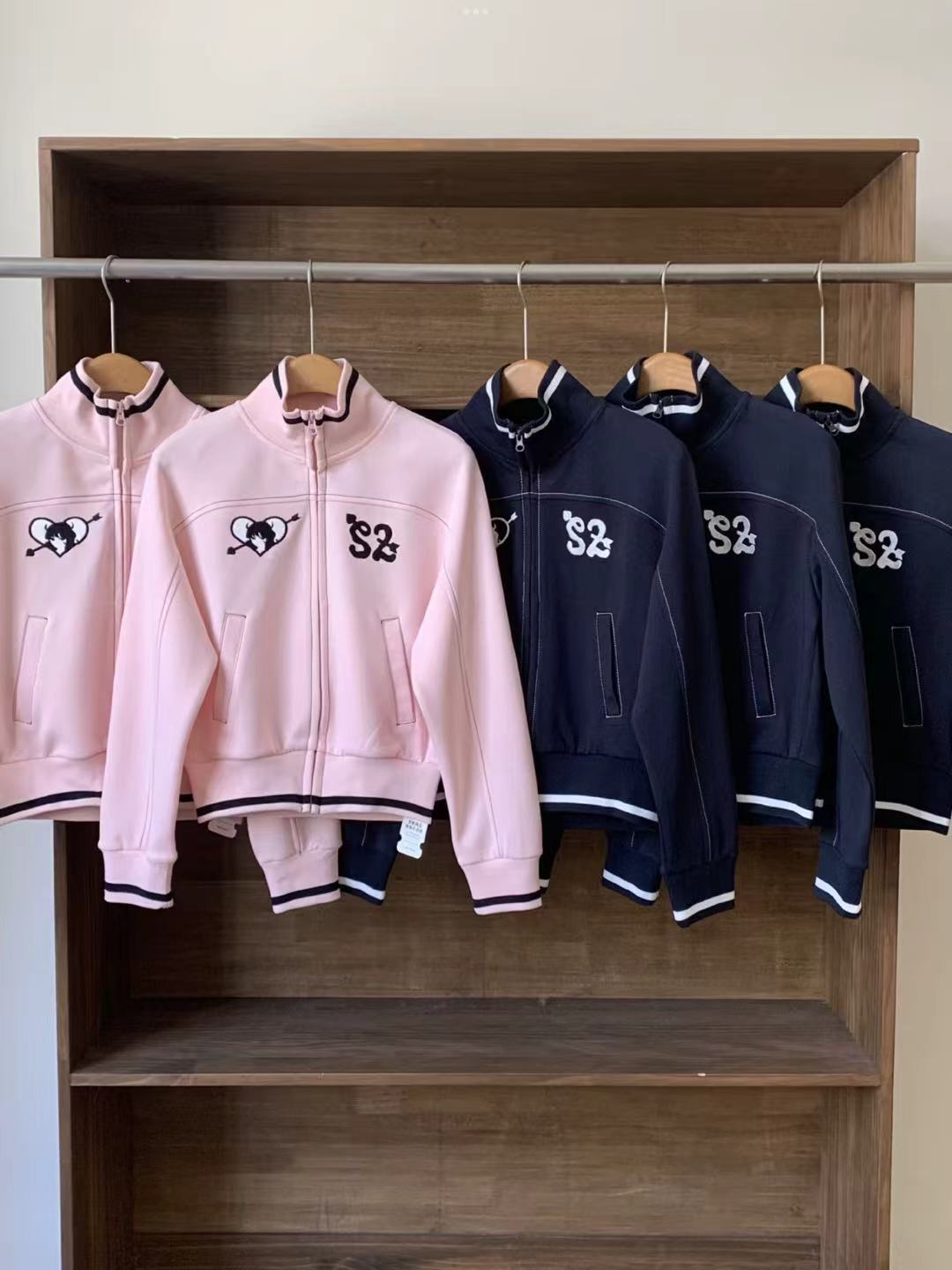 Hearts2hearts Focus Stage Outfit Inspired Cropped Zip-Up Track Jacket