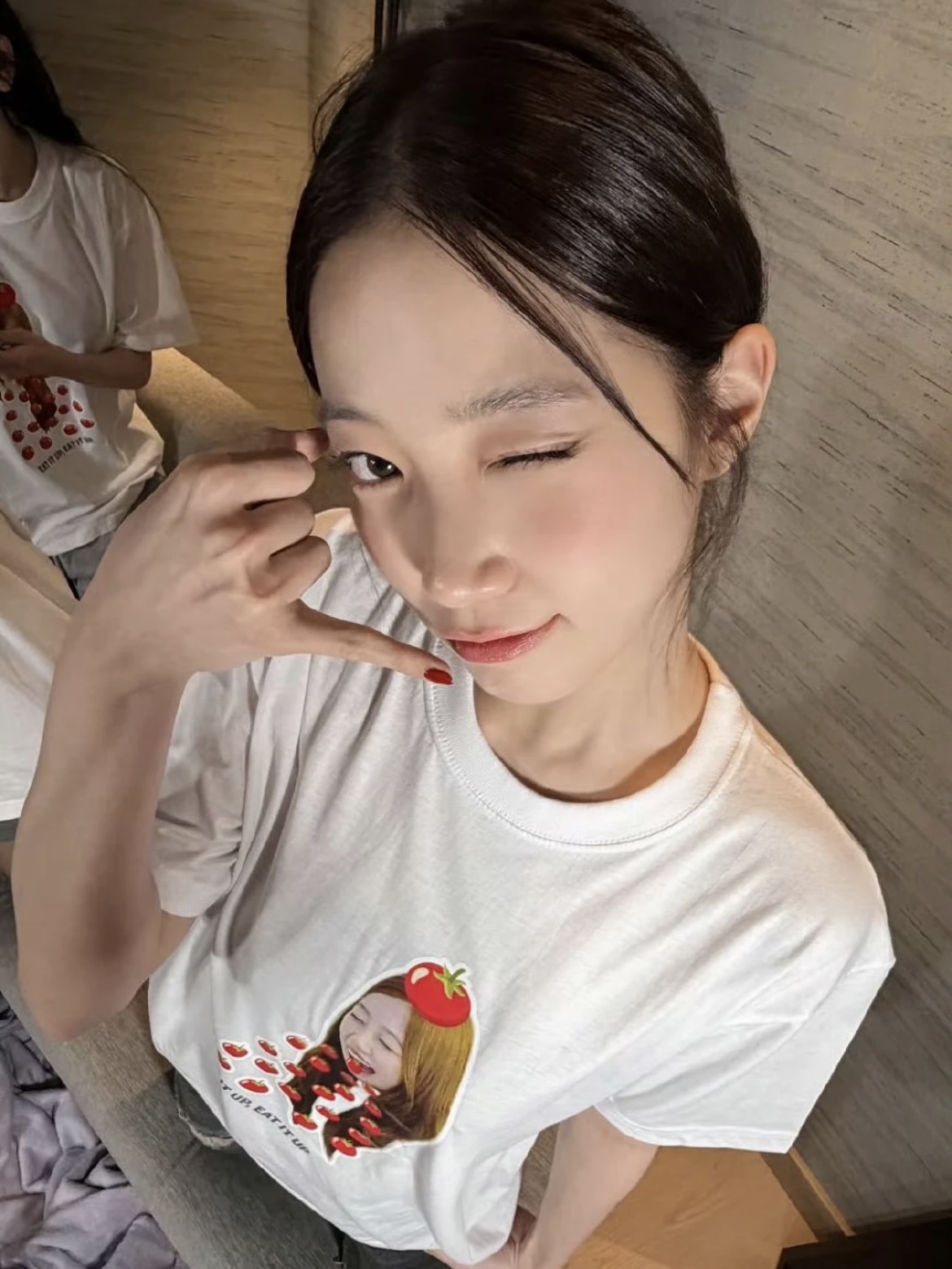 lesserafim ルセラフィム eat it up Tシャツ EAT IT UP Tシャツグッズにしては破格の1枚9900ウォン(約1000円