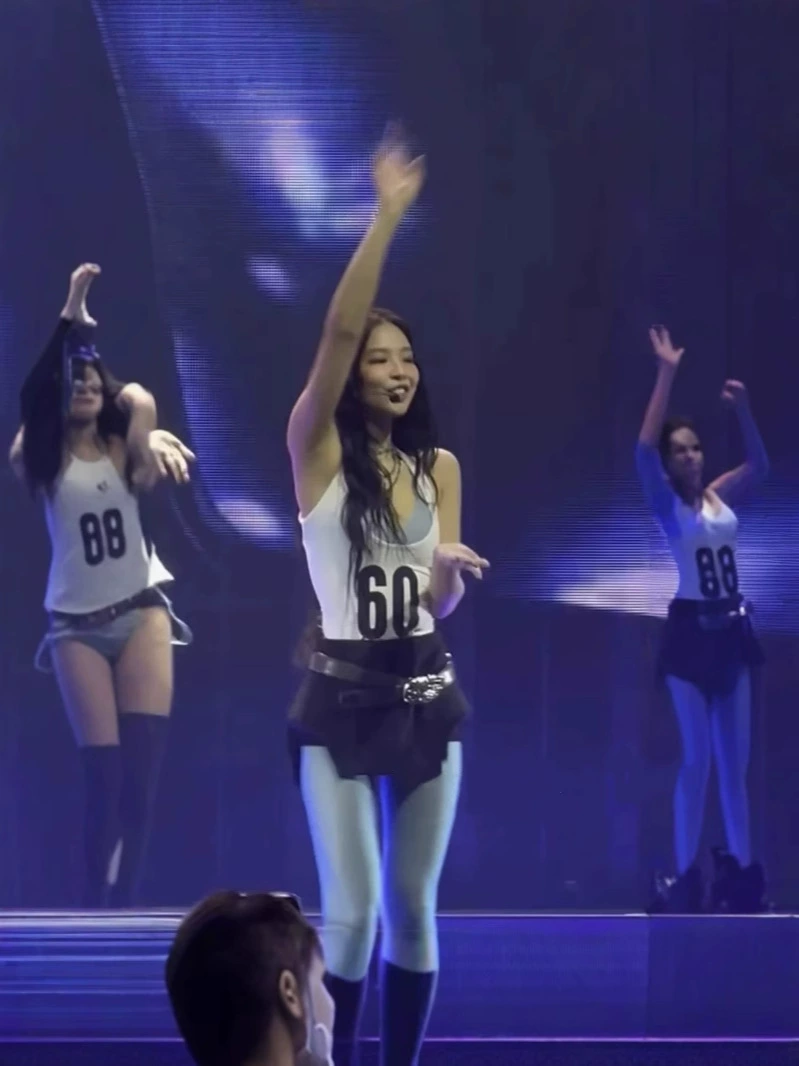 Square-neck backless camisole-Blackpink Jennie