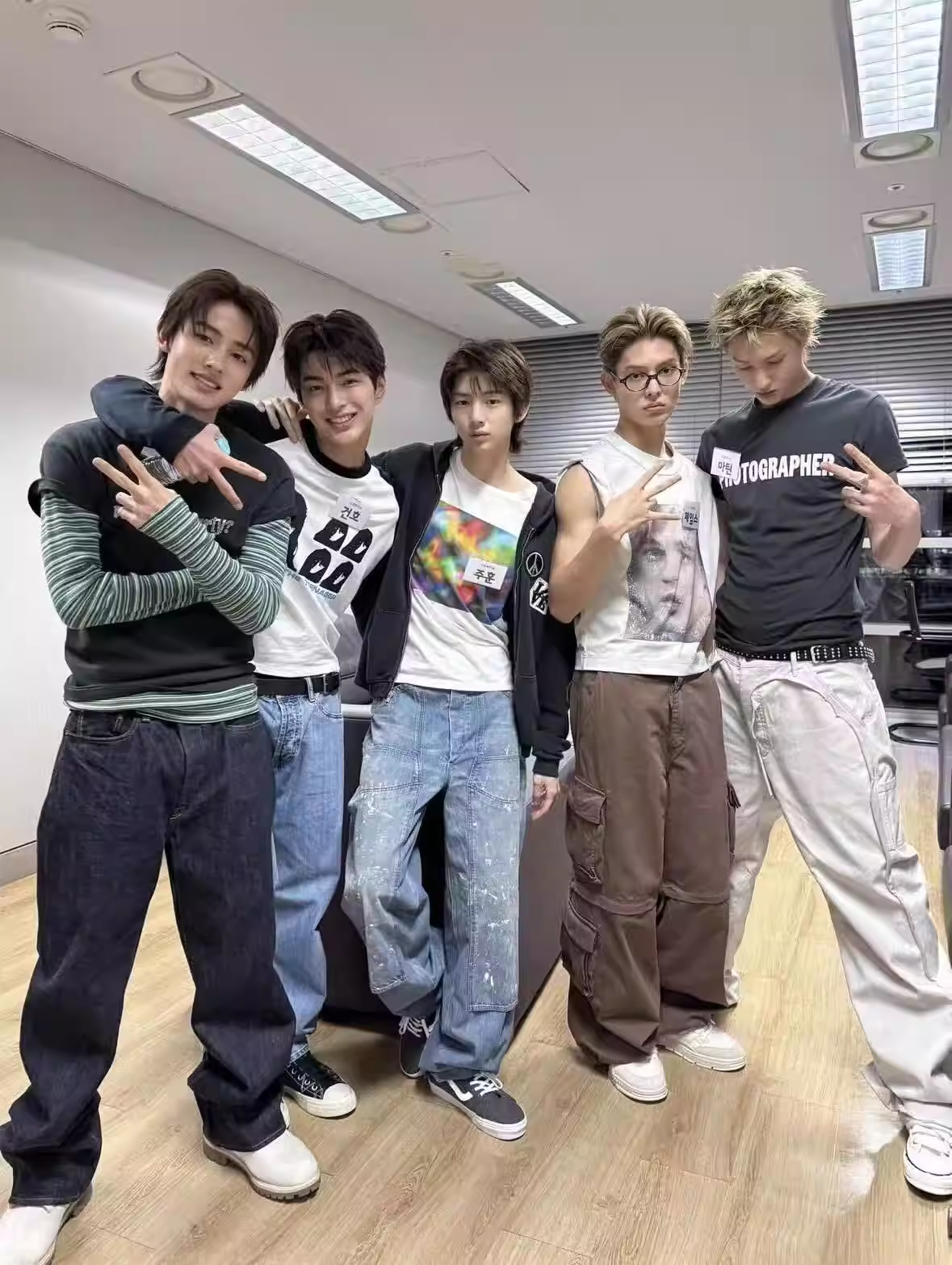 Cotris Martin&Blackpink Rose Inspired Black Photographer T-shirt