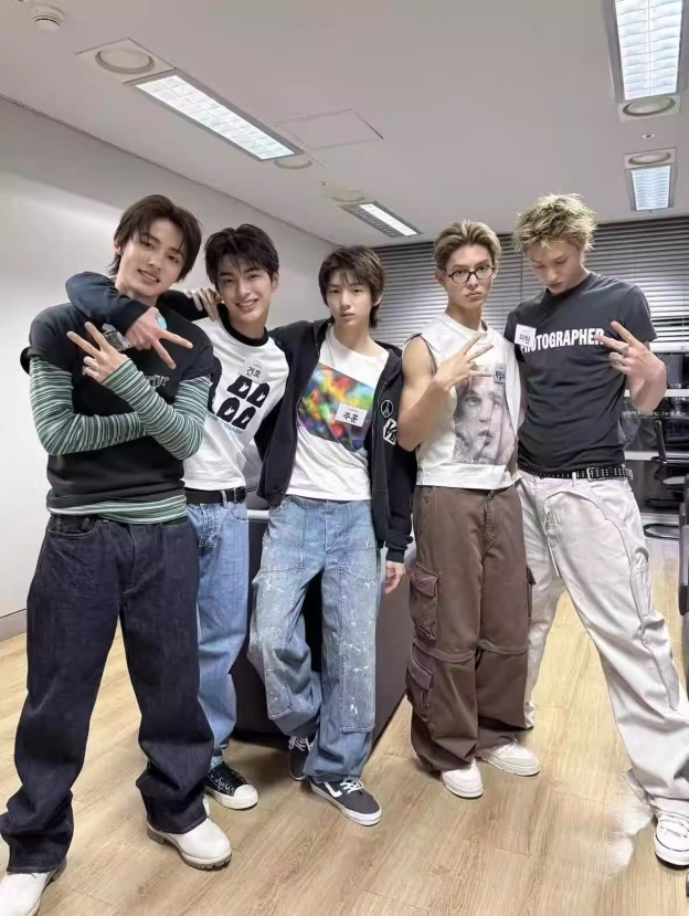 Cotris Martin&Blackpink Rose Inspired Black Photographer T-shirt