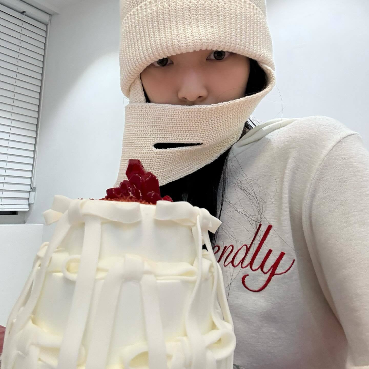 Lace heart long-sleeve hooded top-Blackpink Jennie