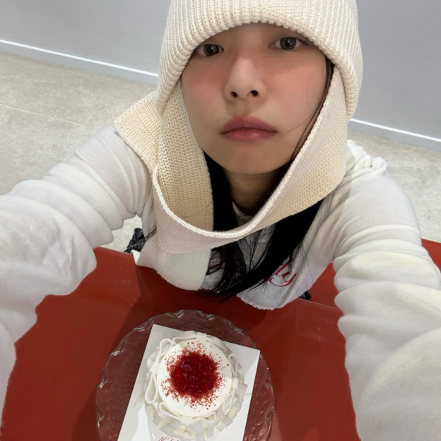 Lace heart long-sleeve hooded top-Blackpink Jennie