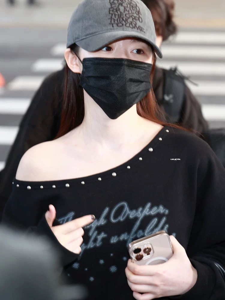 Gidle Shuhua Inspired Rivet Off-Shoulder Sweatshirt