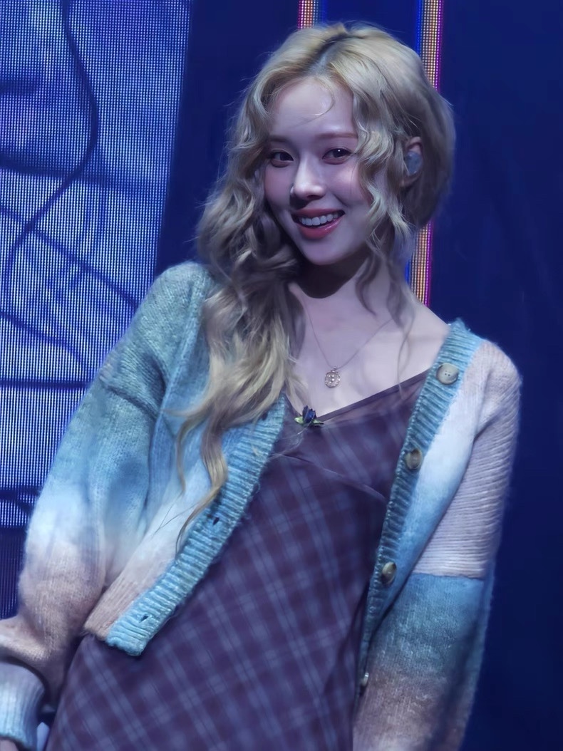 Aespa Winter Inspired Gradient Knit Cardigan