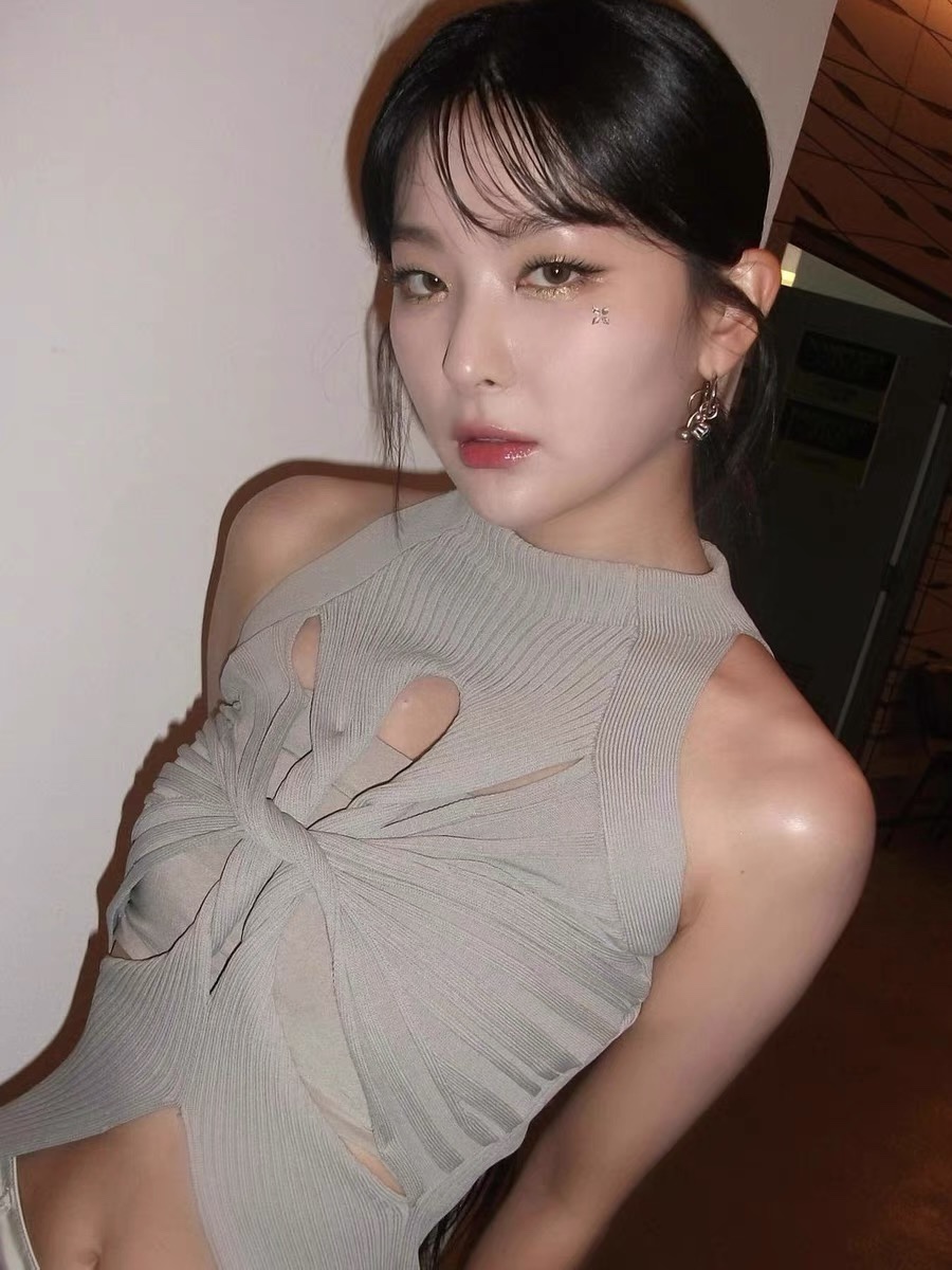 Blackpink Rosé & Red Velvet Seulgi Inspired Cut - Out Knit Top
