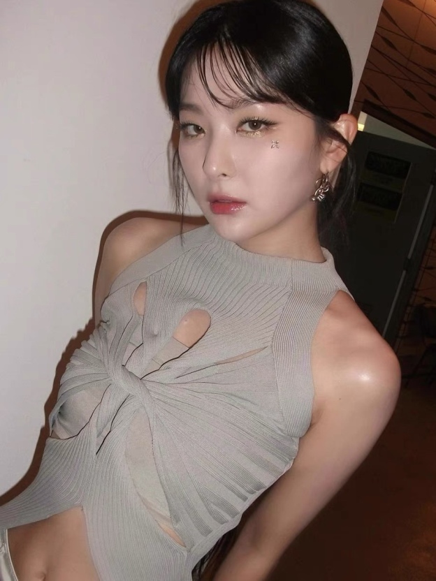 Blackpink Rosé & Red Velvet Seulgi Inspired Cut - Out Knit Top
