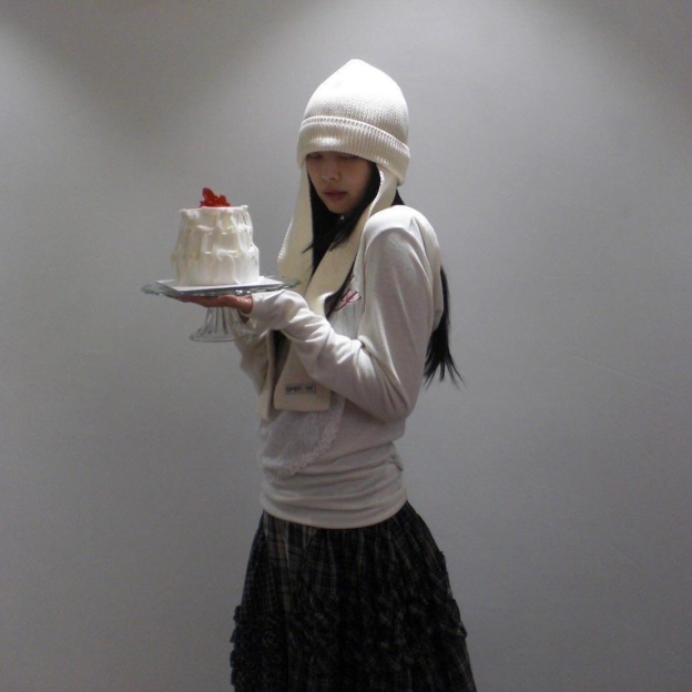 Lace heart long-sleeve hooded top-Blackpink Jennie