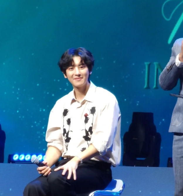 Enhypen Jungwon&Exo Chanyeol inspired White Rose Print Shirt