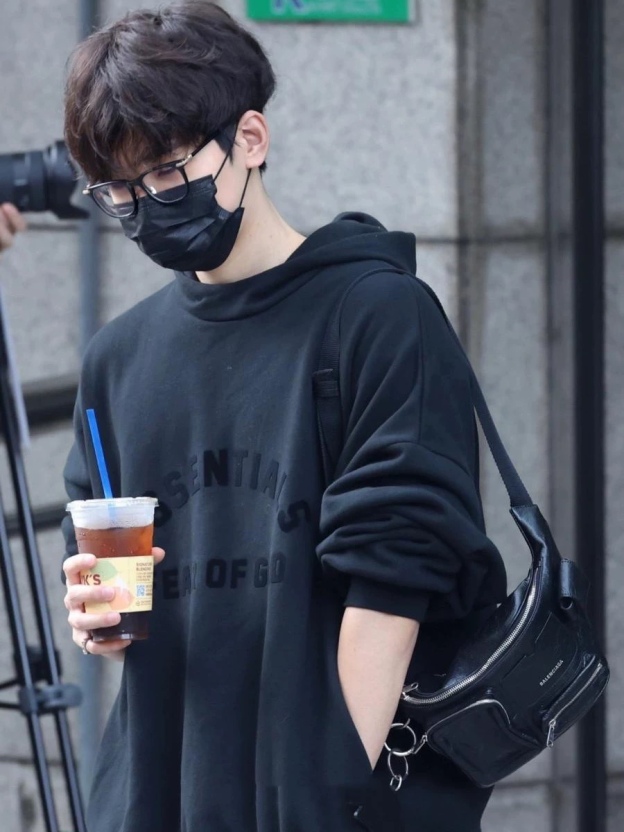 Seventeen  Wonwoo black hoodie sweatshirt