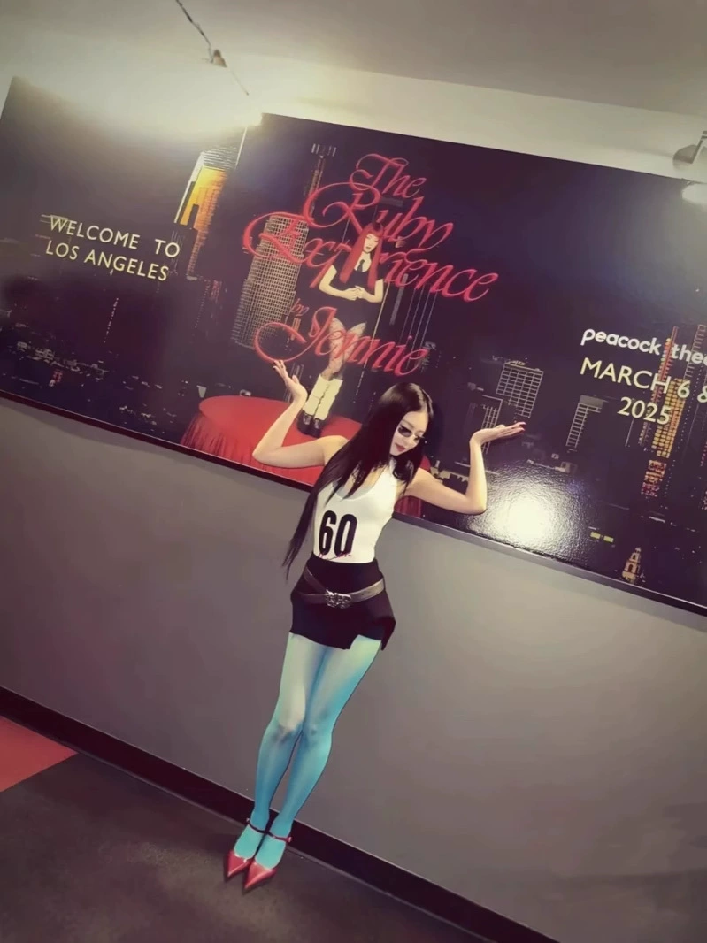 Square-neck backless camisole-Blackpink Jennie