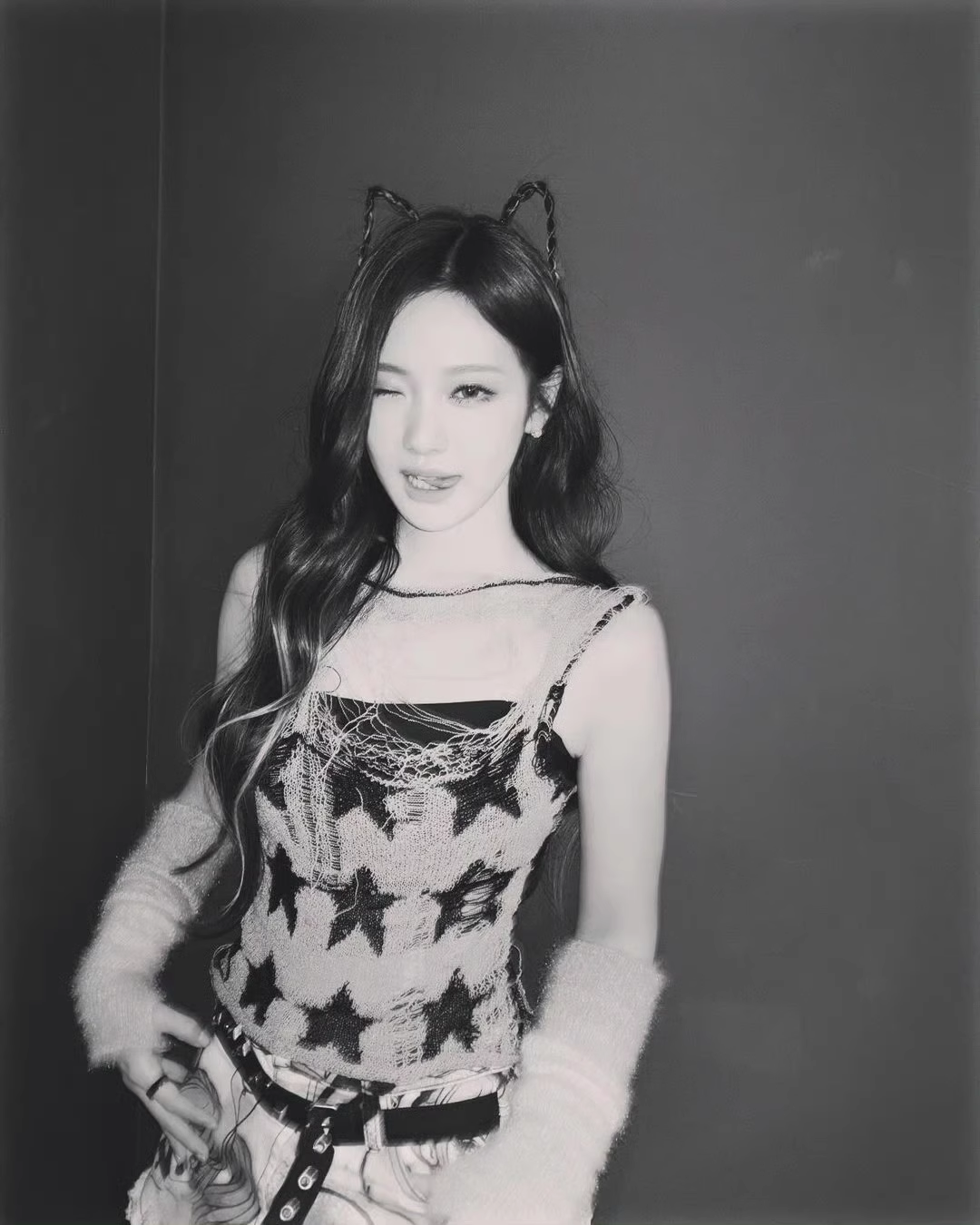 Ningning Y2K Star Cutout Knit Sleeveless Vest -Aespa Ningning