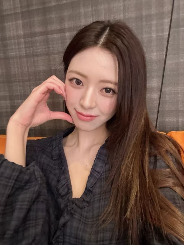 ITZY Yuna Inspired Plaid Ruffle V‑Neck Puff Sleeve Shirt