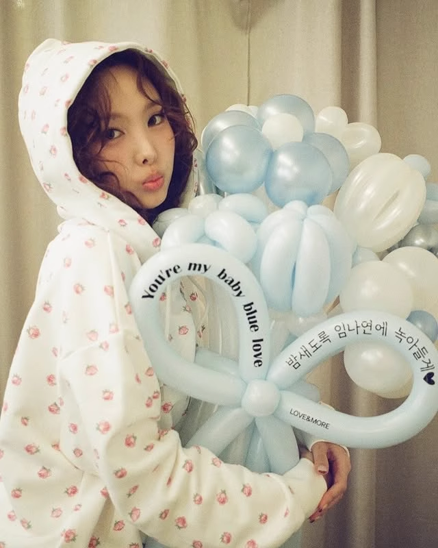 Twice Nayeon & Red Velvet Joy Floral Hooded Jacket Sweatpants set