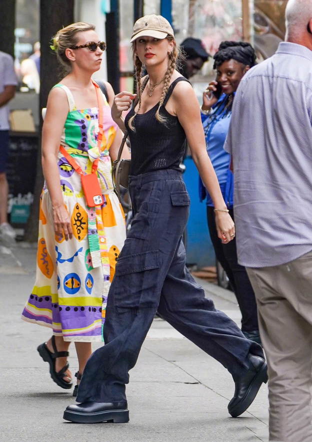 Straight-legged pants-Taylor Swift