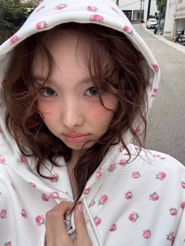 Twice Nayeon & Red Velvet Joy Floral Hooded Jacket Sweatpants set