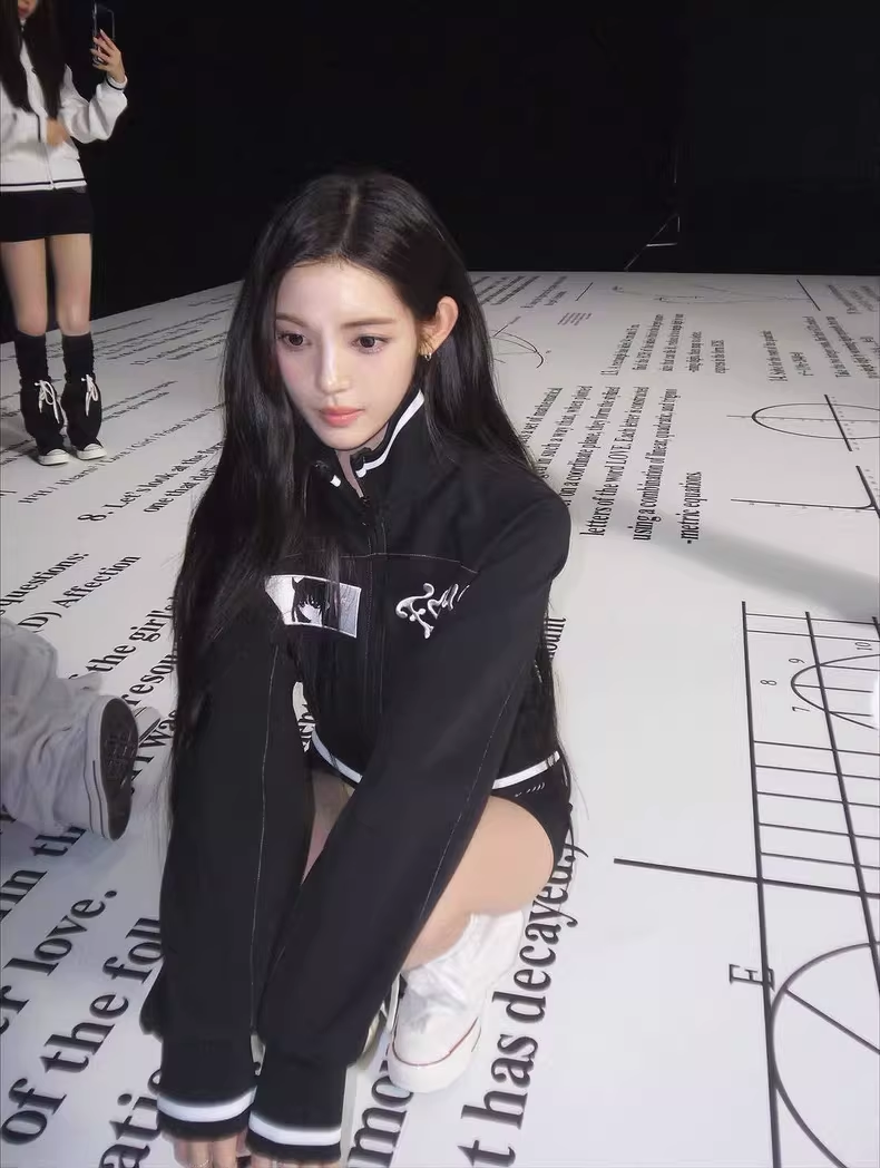 Hearts2hearts Focus Inspired Cropped Anime Graphic Zip-Up Jacket