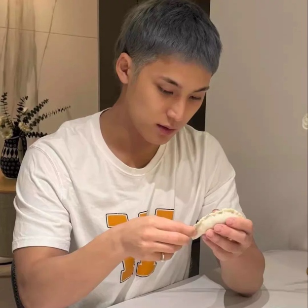 SEVENTEEN Wonwoo & Mingyu  INSPIRED W Logo T-Shirt 