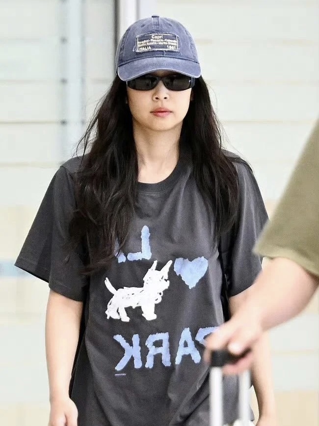 IU x Blackpink Jennie Inspired Doodle Puppy Tee