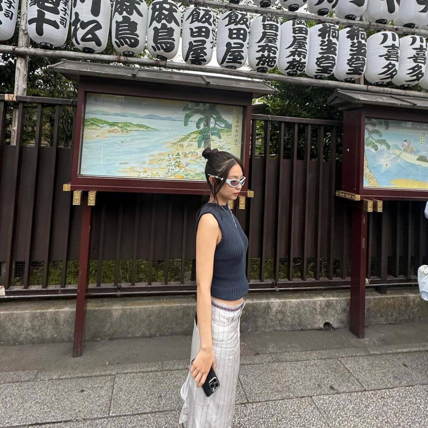 Colorblocked Sleeveless Knit Vest-Blackpink Jennie