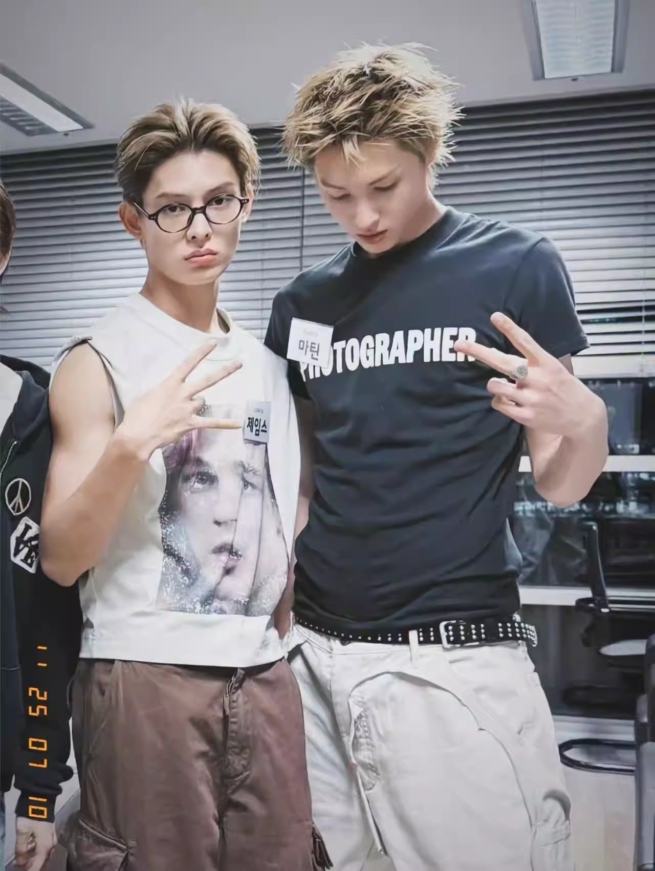 Cotris Martin&Blackpink Rose Inspired Black Photographer T-shirt