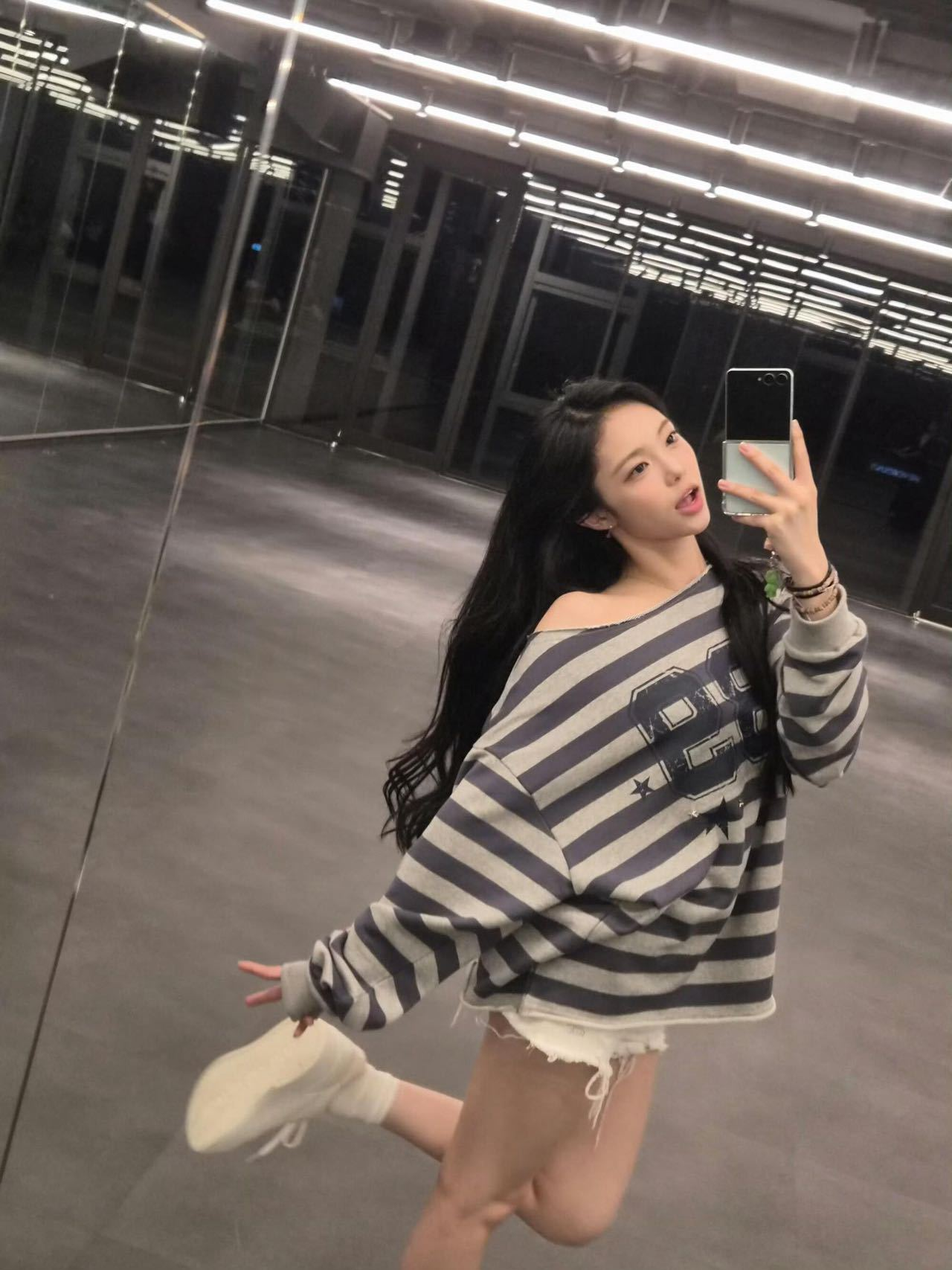 Hearts2Hearts IAN Inspired 89 Star Striped Off-Shoulder Long Sleeve 