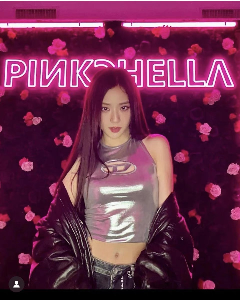 Blackpink Jisoo Inspired Metallic Halter Crop Top