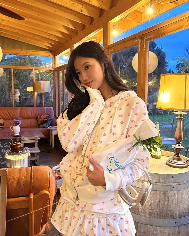 Twice Nayeon & Red Velvet Joy Floral Hooded Jacket Sweatpants set