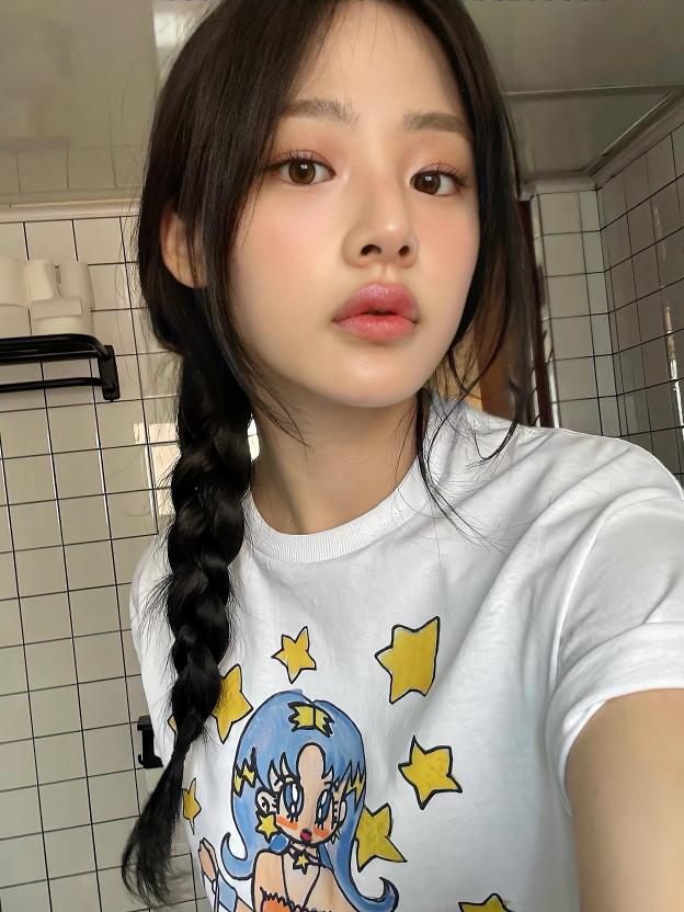 Newjeans Minji Inspired Starry Girl T-Shirt - NJZ