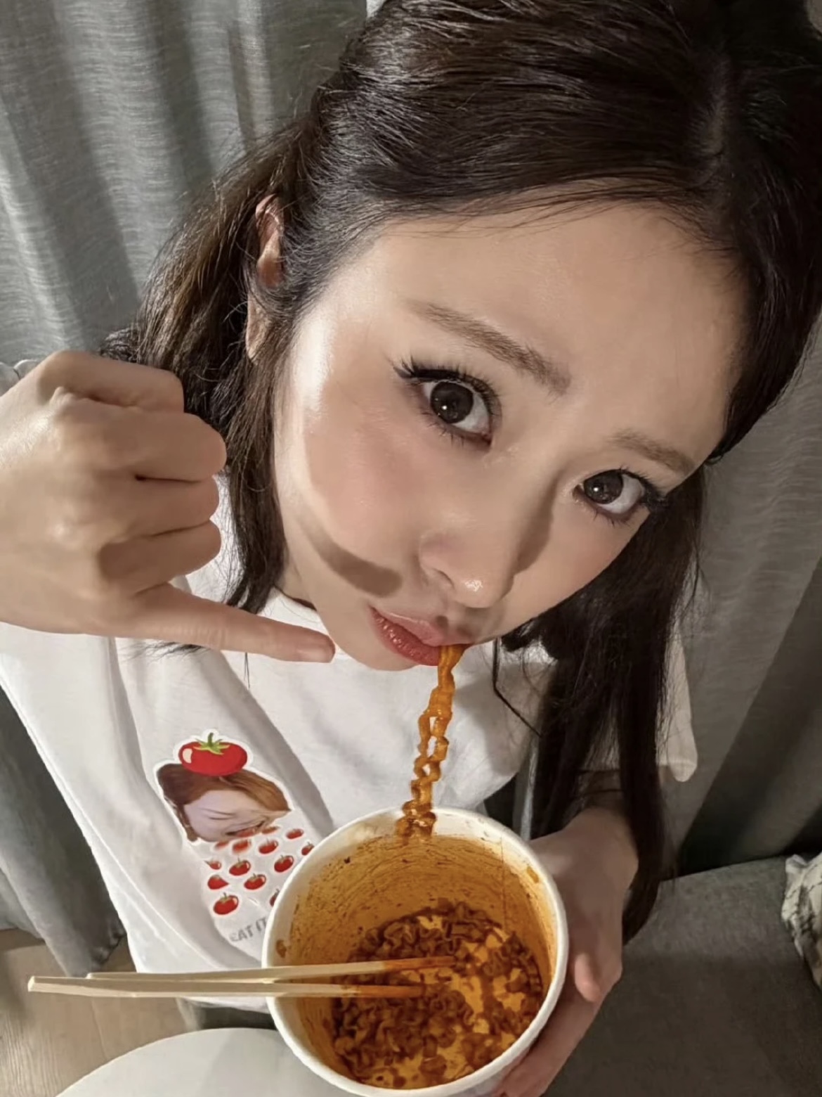 LE SSERAFIM チェウォン Tシャツ EAT IT UP LE SSERAFIM EAT IT UP Inspired T-Shirt – kbiasfit