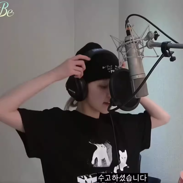 IVE Rei & (G)I-DLE Yuqi Inspired Cat-themed Illustration T-shirt