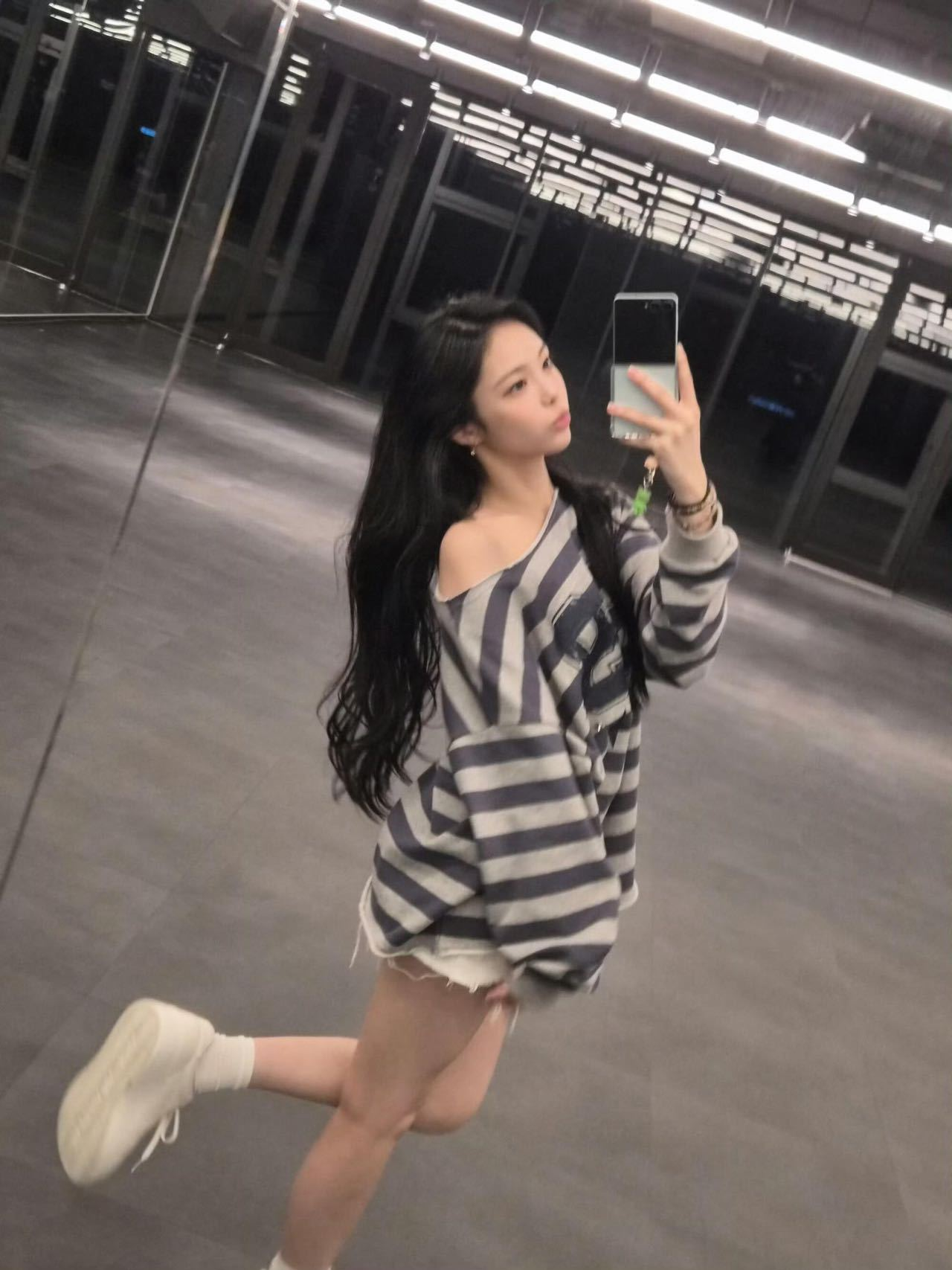 Hearts2Hearts IAN Inspired 89 Star Striped Off-Shoulder Long Sleeve 